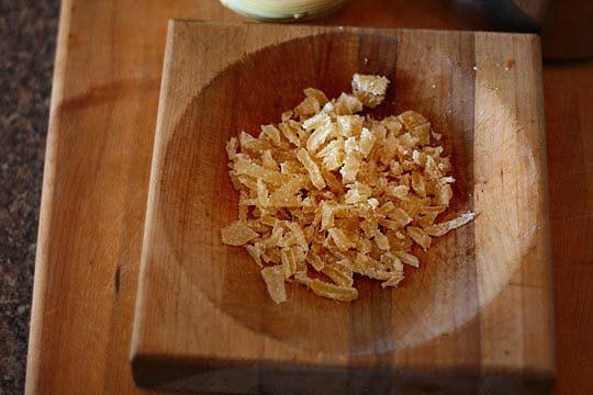Comment préparer du gingembre frais? Un cuillère et une fourchette
