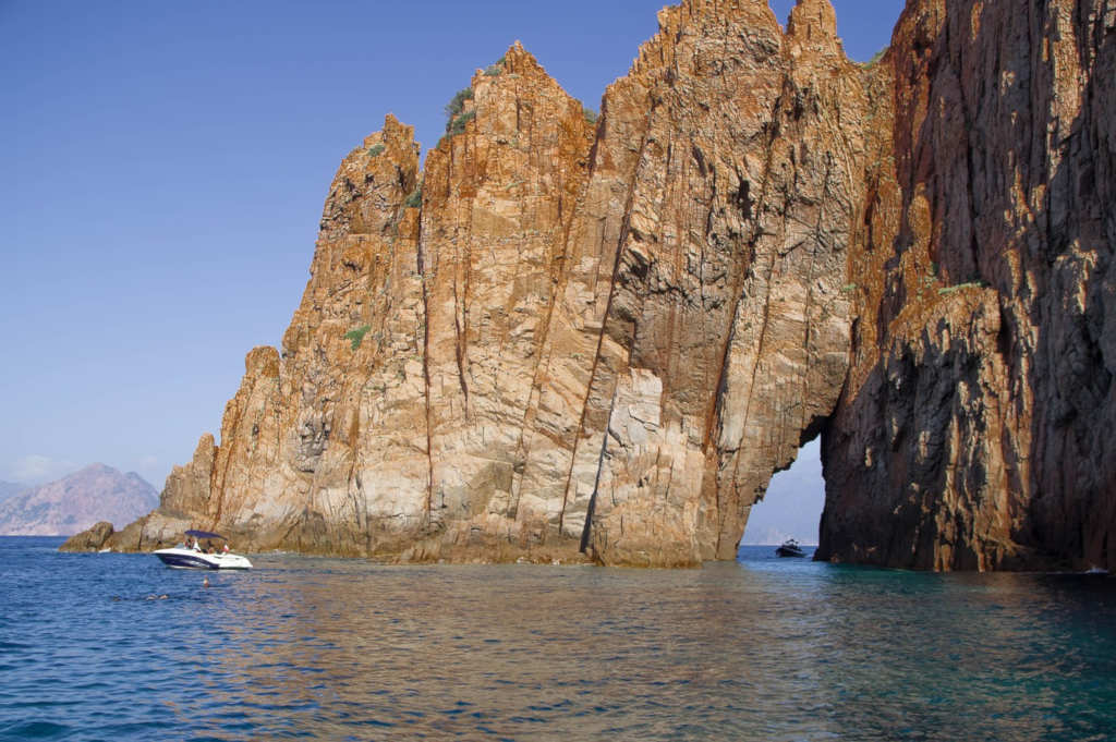 Avez-vous déjà visité la Corse en bateau ?